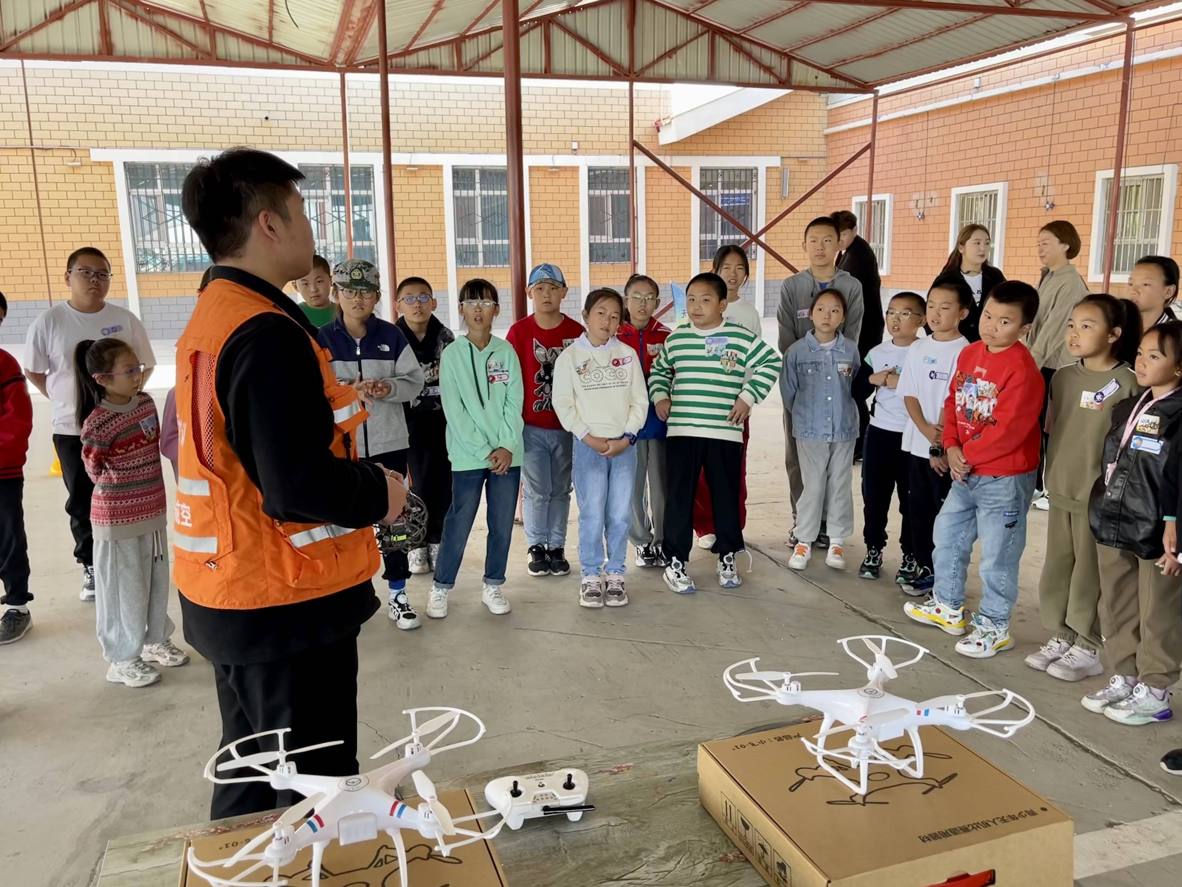 新疆保華潤天航空青少年無人機培訓圖集