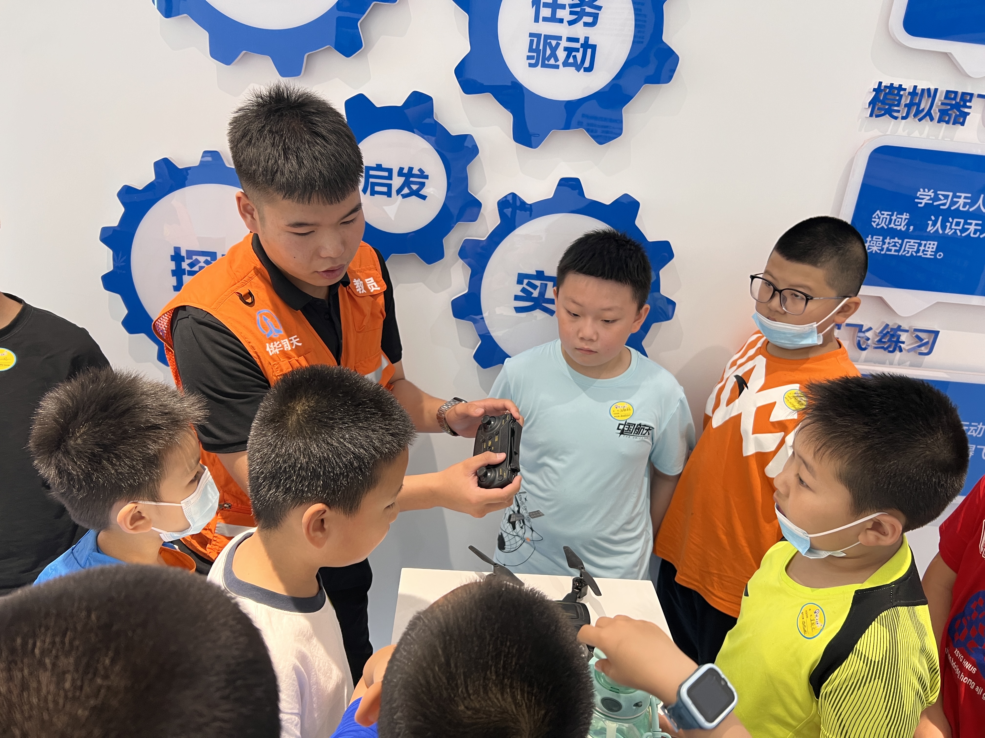 青少年飛手注意:無人機駕照年齡限制-新疆保華潤天航空