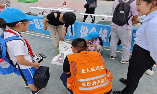 新疆保華潤天航空無人機培訓揭秘：青少年無人機培訓市場，費用真的那么高嗎？